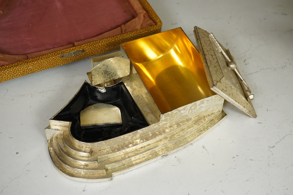 Golfing interest, a cased mid 20th century smokers stand, 17cm wide